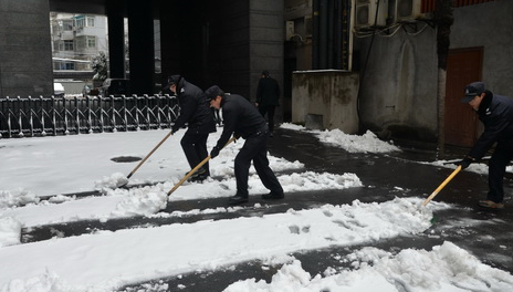 浴“雪”奋战 -----浙江向日葵视频色板物业公司组织铲雪行动